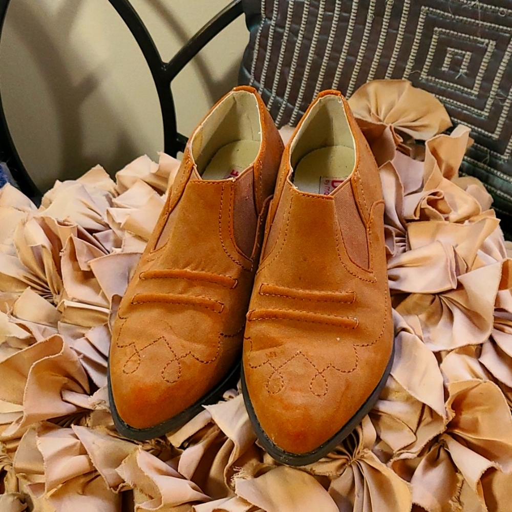 Brown ankle booties. Sz 8.5
